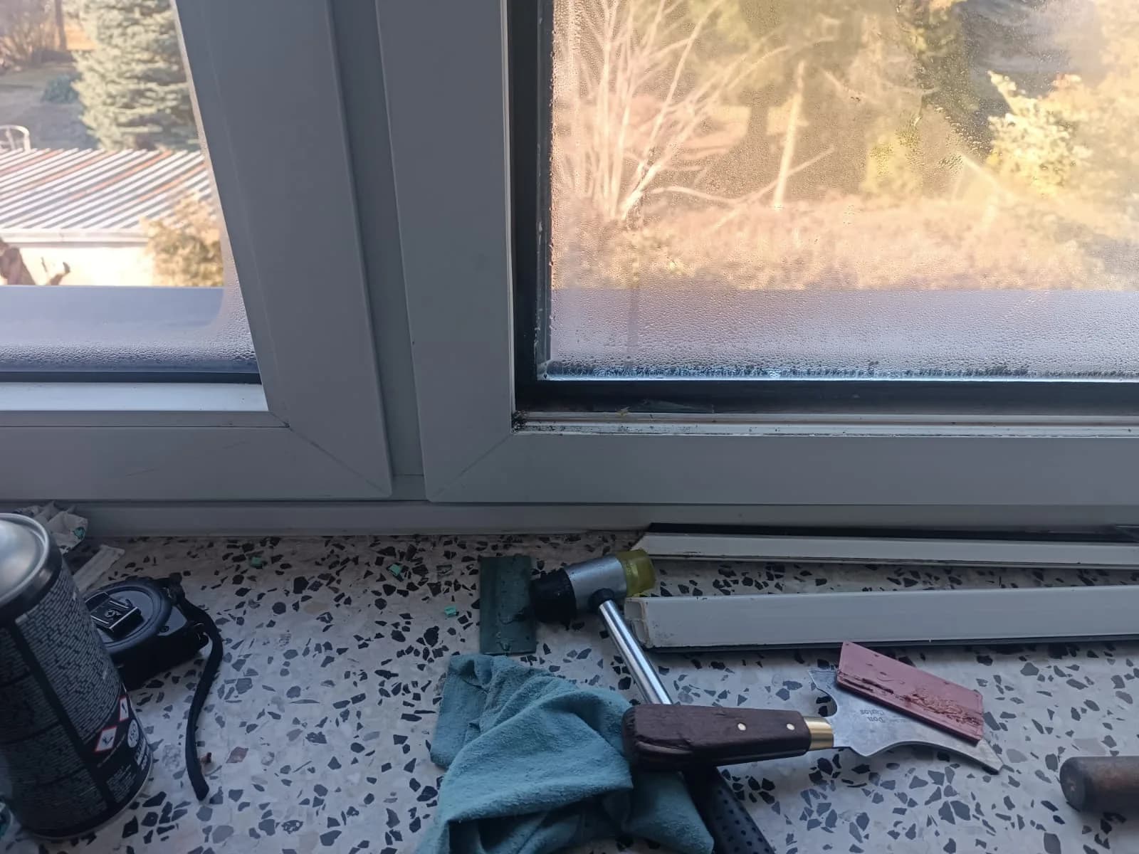 Zaparowana szyba zespolona w oknie - objaw rozszczelnienia, stan przed wymianą szyby.